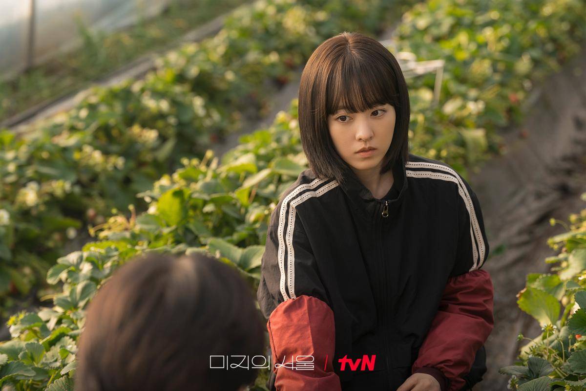 Mi Rae saat baru dibelikan kursi khusus oleh Se Jin. (x.com/CJnDrama)